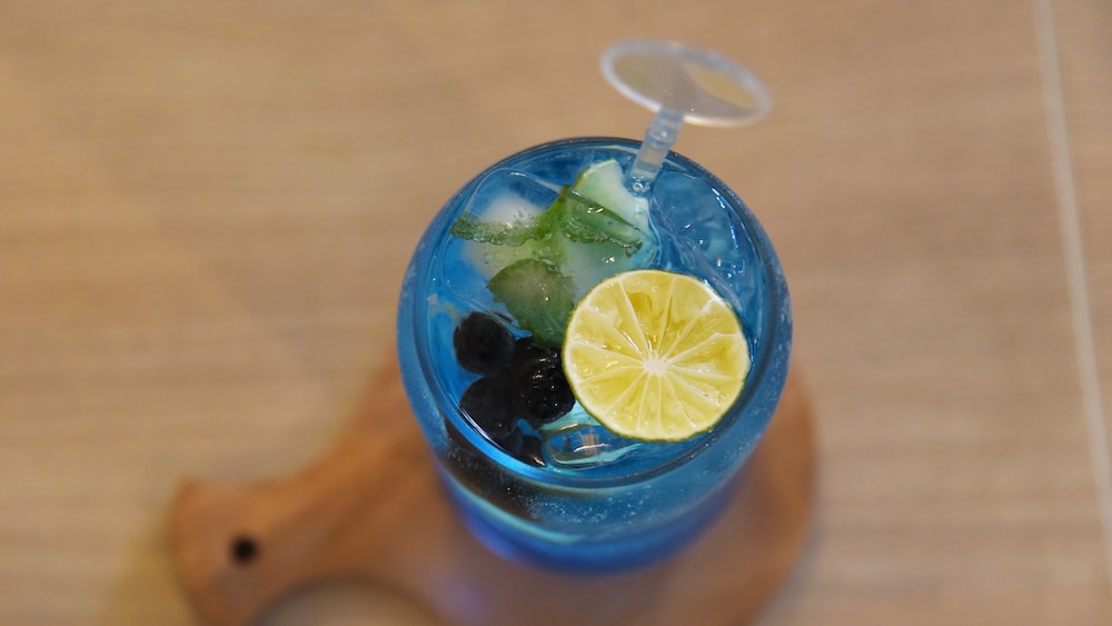 Lemon Mint Iced Tea: Refreshing Beverage with Ice and Lemon