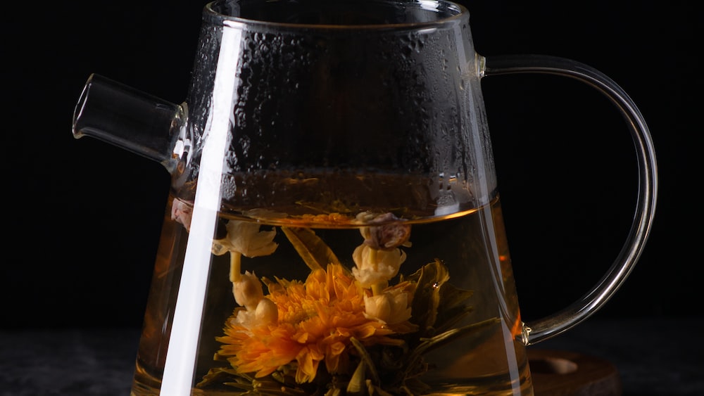 Mastering the Art of Gongfu Brewing: A Refreshing Pour of Green Tea with Jasmine and Lily Rose