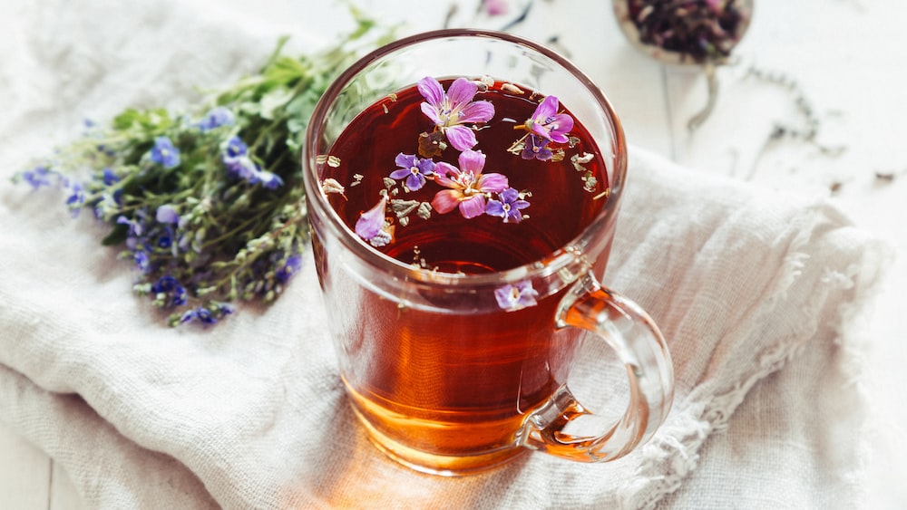 Tea antioxidants in a glass mug with flowers