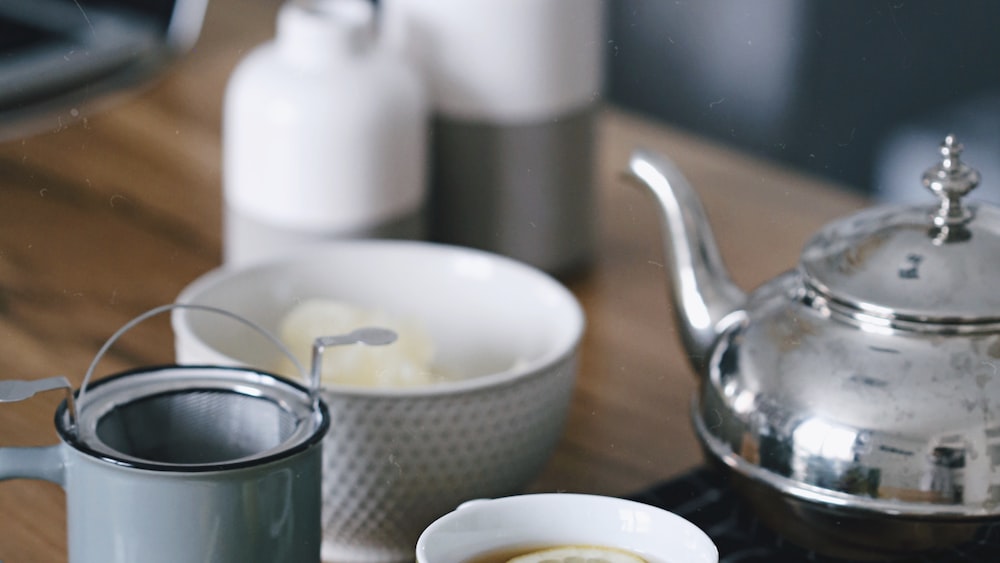 Tea-making Guide: A Serene Morning with Gray Teapot and Lemon-infused Tea