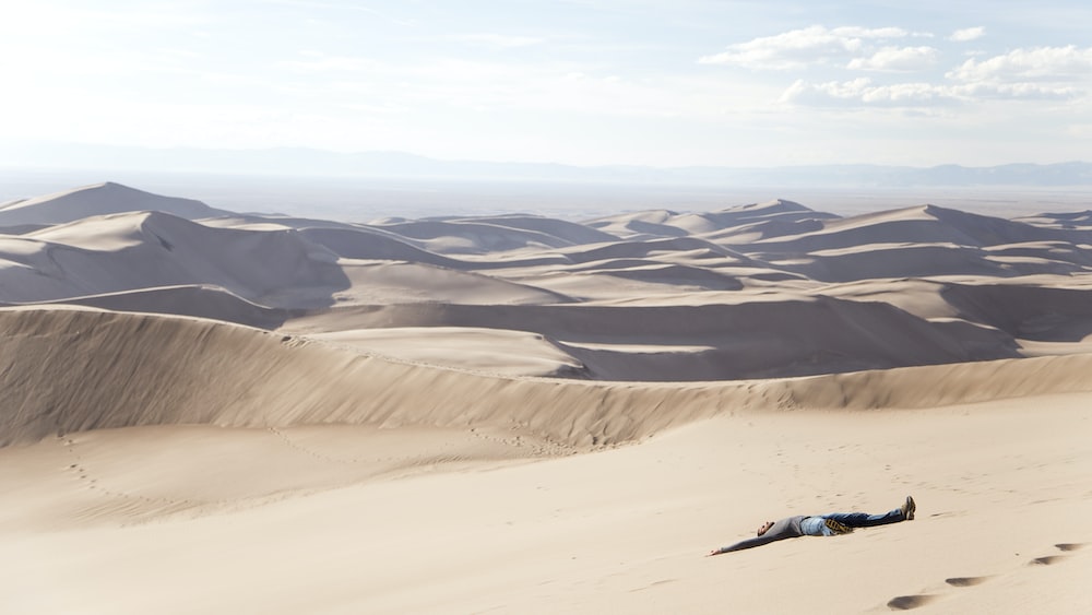 Thirst quenched amidst sand dunes: Resting on a hike at Great Dunes National Park
