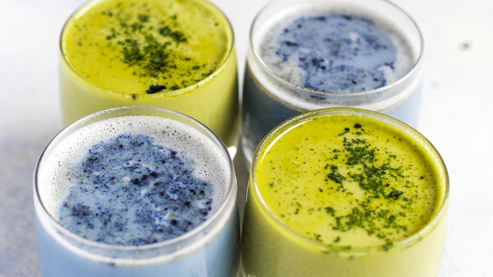Vibrant Blue & Green Matcha Lattes: A Visual Treat for Matcha Tea Enthusiasts